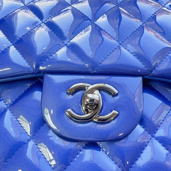 Chanel Jumbo Classic Double Flap Bag in Blue Patent Leather - Picture 6 of 11